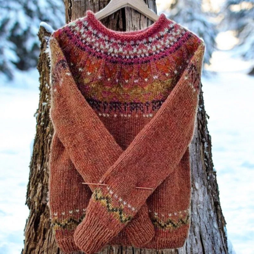 Sofia – Warm jumper with round knitted shoulder pattern